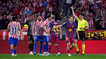 نجم أتلتيكو مدريد يهاجم قرار البطاقة الحمراء بعد فوز برشلونة المتأخر في الدوري الإسباني